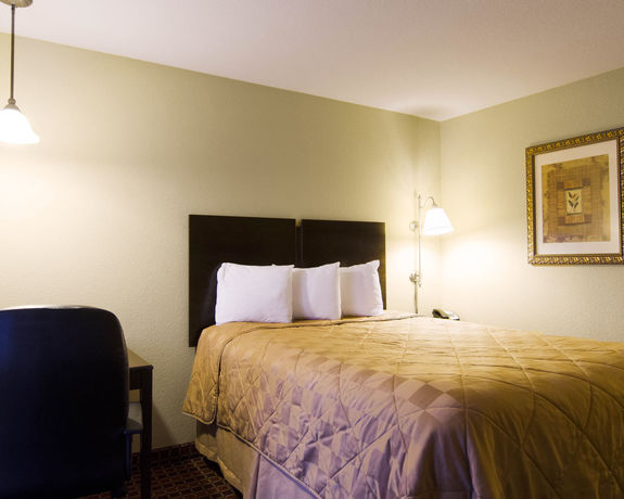 Imagen de los interiores del Hotel Mainstay Suites, Rogers. Foto 11