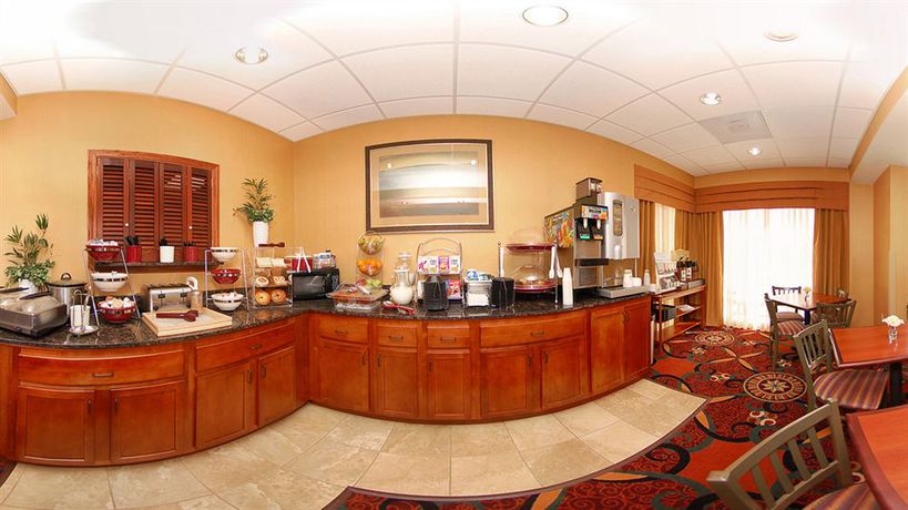 Imagen de los interiores del Hotel Mainstay Suites, Rogers. Foto 14