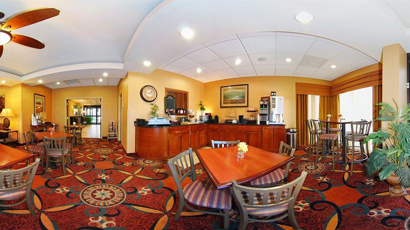 Imagen de los interiores del Hotel Mainstay Suites, Rogers. Foto 15