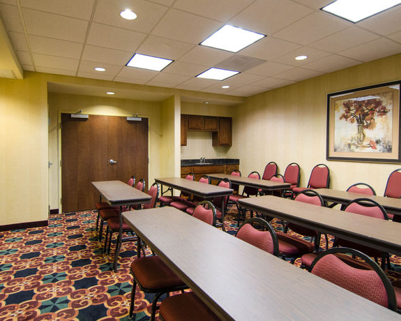 Imagen de los interiores del Hotel Mainstay Suites, Rogers. Foto 16