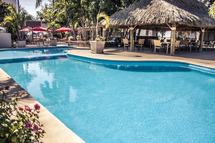 Imagen de la piscina del Hotel Maioris Navolato. Foto 20