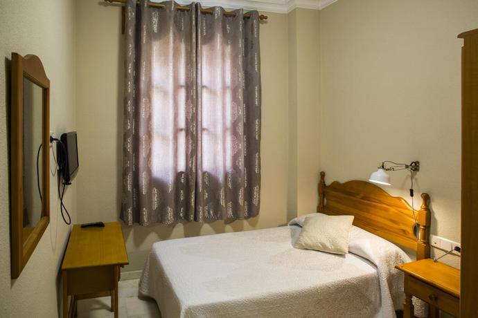 Imagen de la habitación del Hotel Mairena. Foto 6