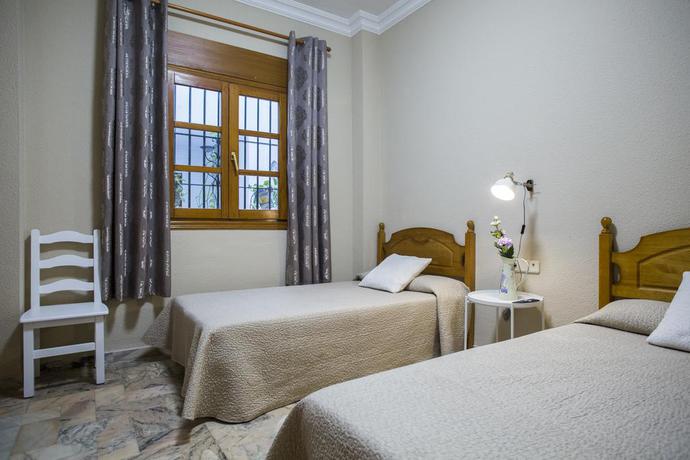 Imagen de la habitación del Hotel Mairena. Foto 8