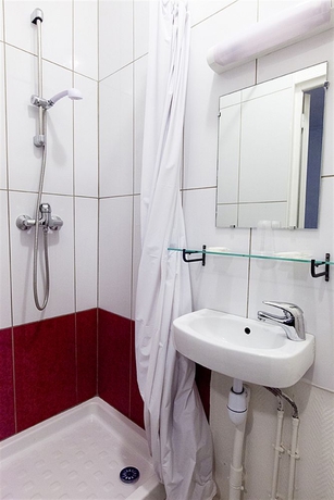 Imagen de la habitación del Hotel Maison Barbès. Foto 7