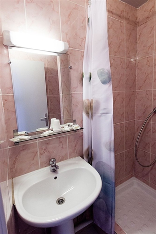 Imagen de la habitación del Hotel Maison Barbès. Foto 11