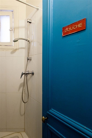 Imagen de la habitación del Hotel Maison Barbès. Foto 13