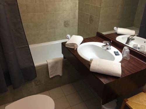 Imagen de la habitación del Hotel Maison Des Croisades. Foto 9