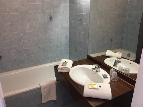 Imagen de la habitación del Hotel Maison Des Croisades. Foto 10