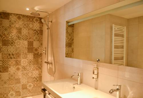 Imagen de la habitación del Hotel Maison Le Goyen. Foto 16