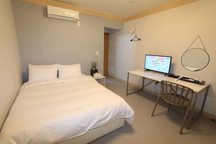 Imagen de la habitación del Hotel Maison Mini. Foto 12