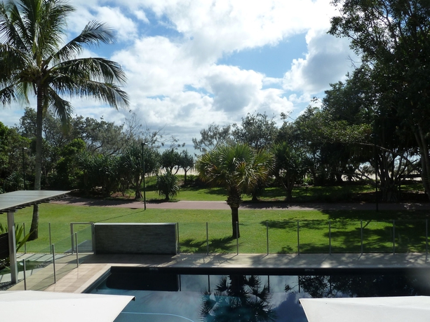 Imagen de la piscina del Hotel Maison Noosa Beachfront Resort. Foto 16