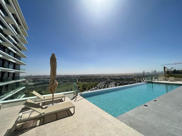 Imagen de la piscina del Hotel Maison Privee - Graceful Apt In Prestigious Dubai Hills Close To The Golf Course. Foto 19