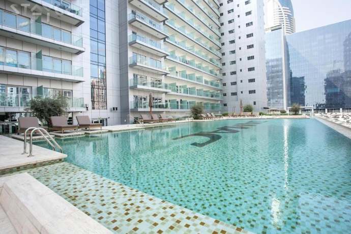 Imagen de la piscina del Hotel Maison Privee - Splendid Apt W/ Large Balcony In Business Bay. Foto 18