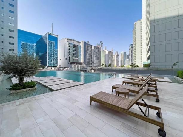 Imagen de la piscina del Hotel Maison Privee - Splendid Apt W/ Large Balcony In Business Bay. Foto 19