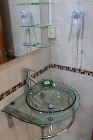 Imagen de la habitación del Hotel Maison Suisse. Foto 5