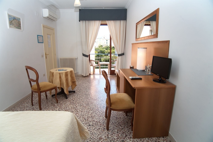 Imagen de la habitación del Hotel Maison Susy. Foto 7