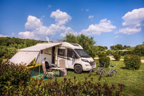 Imagen de la habitación del Hotel Maistra Camping Koversada Naturist Pitches. Foto 17