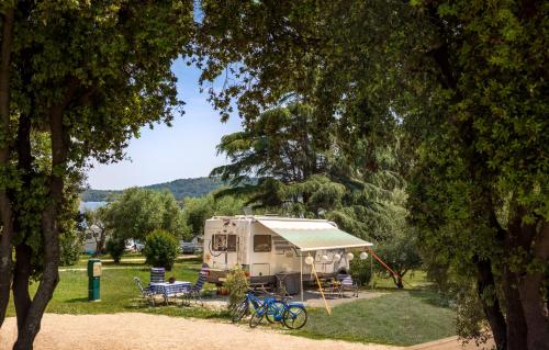 Imagen de la habitación del Hotel Maistra Camping Koversada Naturist Pitches. Foto 18