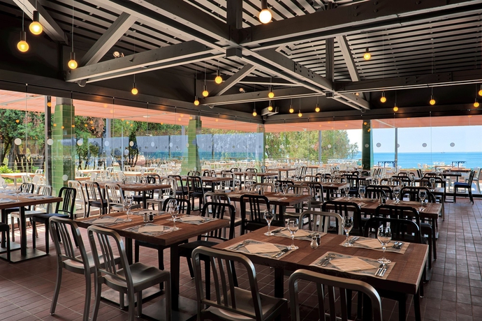 Imagen del bar/restaurante del Hotel Maistra Select Amarin Resort. Foto 2