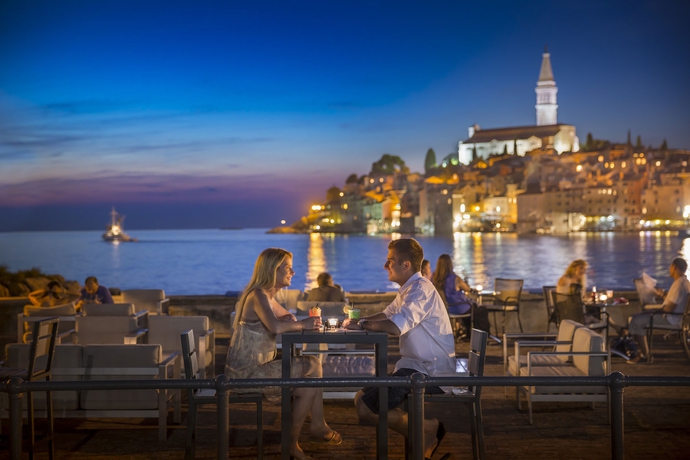 Imagen del bar/restaurante del Hotel Maistra Select Island Katarina. Foto 2