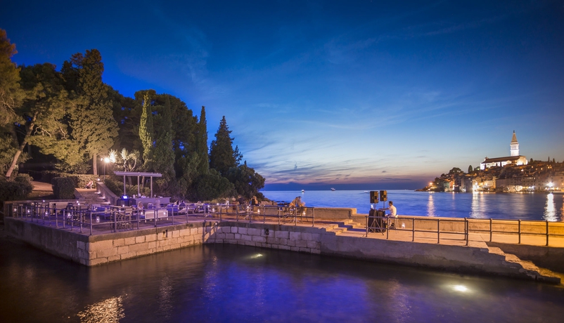 Imagen del bar/restaurante del Hotel Maistra Select Island Katarina. Foto 3