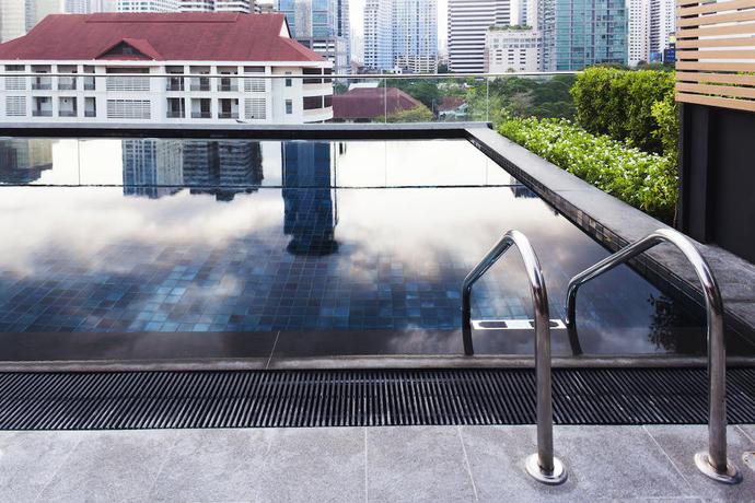 Imagen de la piscina del Hotel Maitria Mode Sukhumvit 15 Bangkok. Foto 17