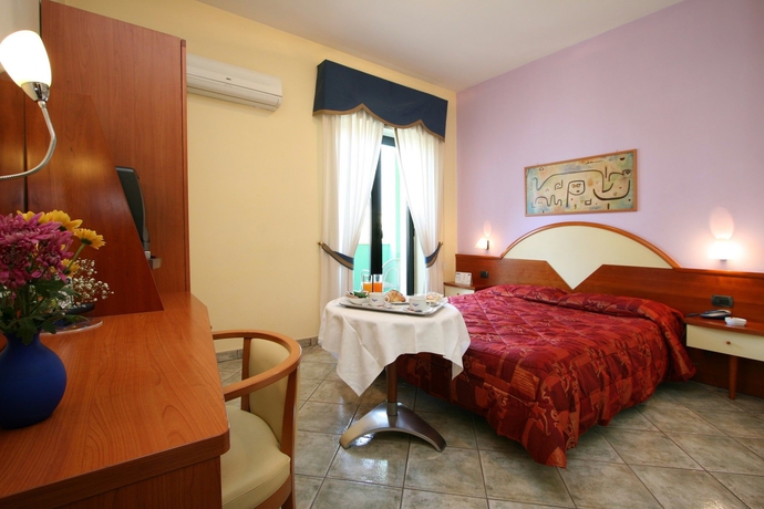 Imagen de la habitación del Hotel Maiuri. Foto 7