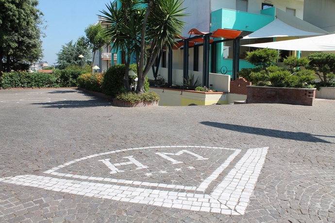 Imagen de los exteriores del Hotel Maiuri. Foto 12