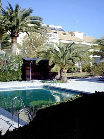 Imagen de la piscina del Hotel Majaravique Sevilla. Foto 20