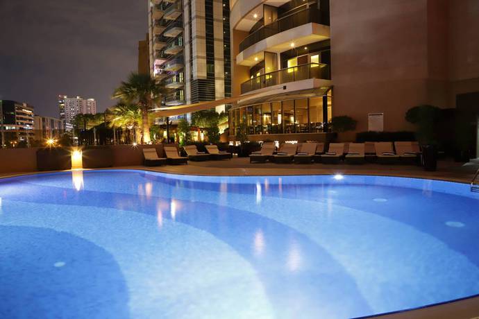Imagen de la piscina del Hotel Majestic City Retreat. Foto 14