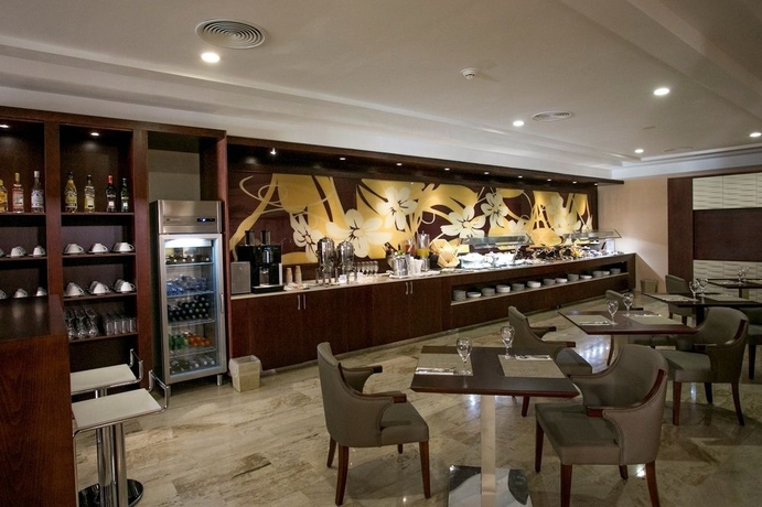 Imagen del bar/restaurante del Hotel Majestic Colonial Punta Cana - All Inclusive. Foto 6