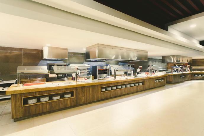 Imagen del bar/restaurante del Hotel Majestic Colonial Punta Cana - All Inclusive. Foto 2