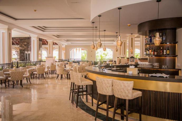 Imagen del bar/restaurante del Hotel Majestic Colonial Punta Cana - All Inclusive. Foto 3