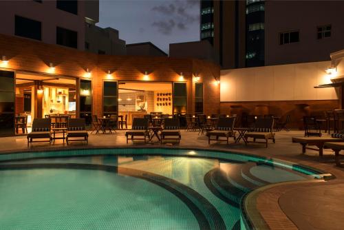 Imagen de la piscina del Hotel Majestic Premier Hotel Bur Dubai. Foto 6