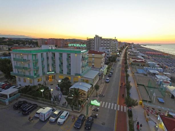 Imagen de los exteriores del Hotel Majestic, Senigallia. Foto 15