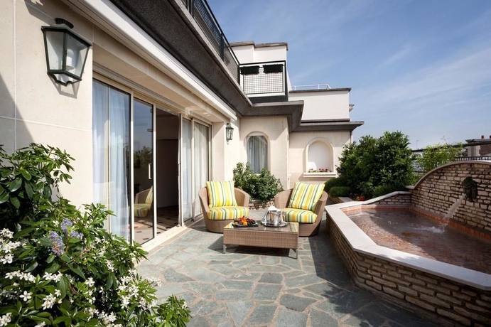 Imagen de la habitación del Hotel Majestic Spa Paris. Foto 5