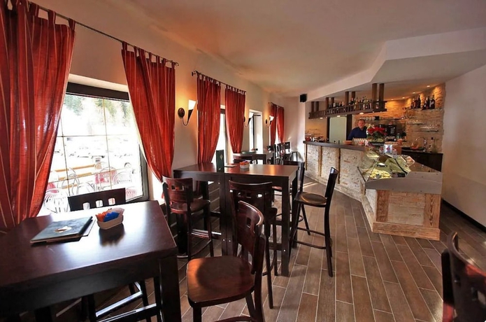 Imagen del bar/restaurante del Hotel Majon De Sabin. Foto 5