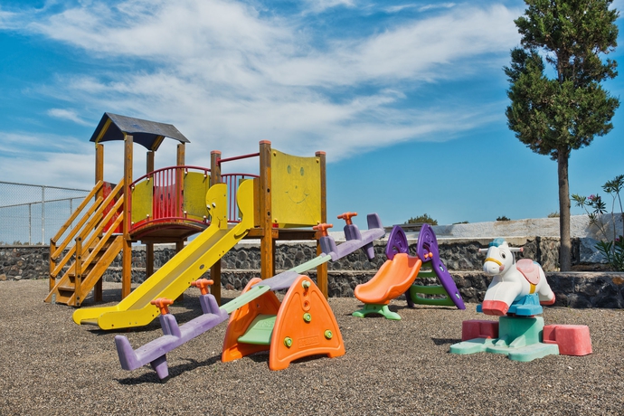 Imagen de los exteriores del Hotel Makarios. Foto 7