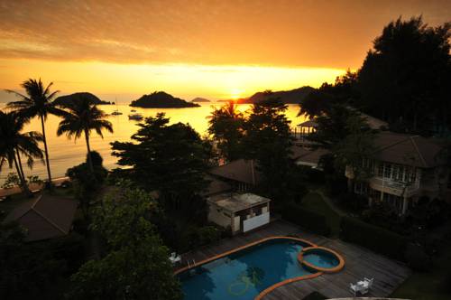 Imagen de los exteriores del Hotel Makathanee Resort. Foto 16