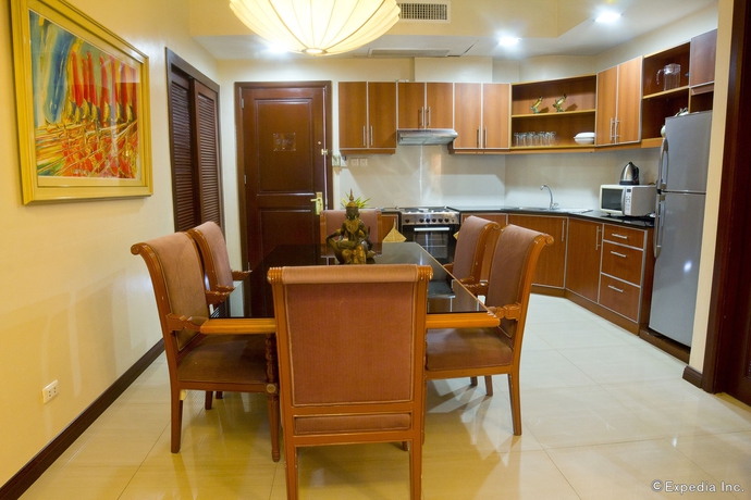 Imagen de la habitación del Hotel Makati Palace. Foto 11