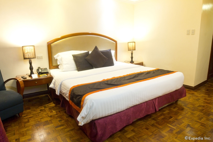 Imagen de la habitación del Hotel Makati Palace. Foto 13