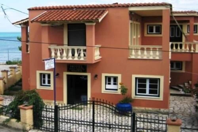 Imagen de los exteriores del Hotel Makris Apartments. Foto 7