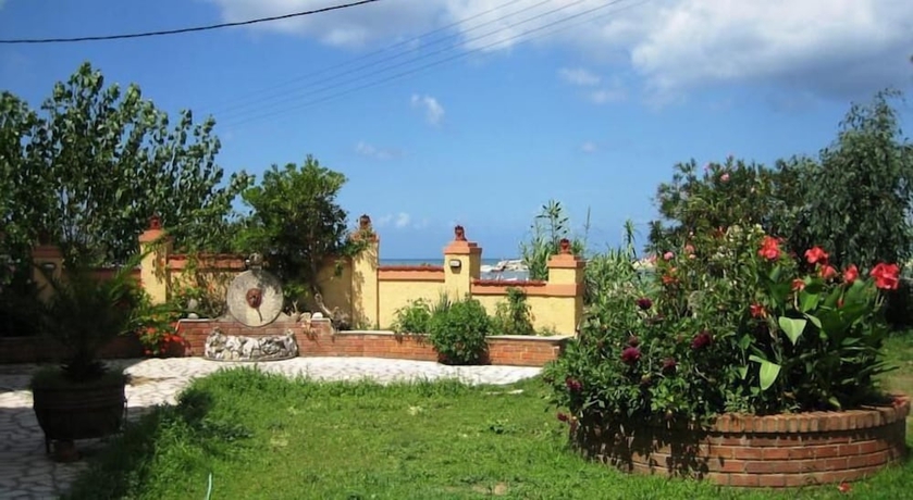 Imagen de los exteriores del Hotel Makris Apartments. Foto 14