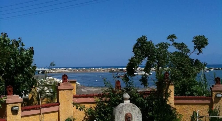 Imagen de los exteriores del Hotel Makris Apartments. Foto 16