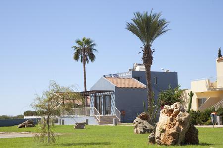 Imagen de la habitación del Hotel Makronisos Village. Foto 6