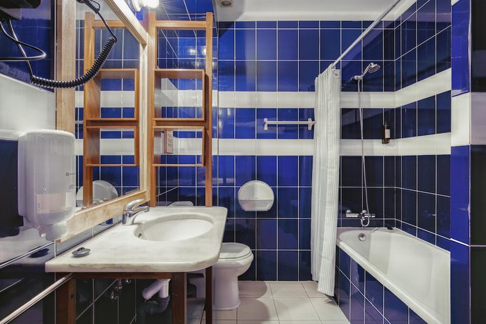 Imagen de la habitación del Hotel Malacuna Peniche. Foto 9