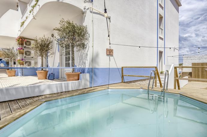 Imagen de la piscina del Hotel Malacuna Peniche. Foto 19
