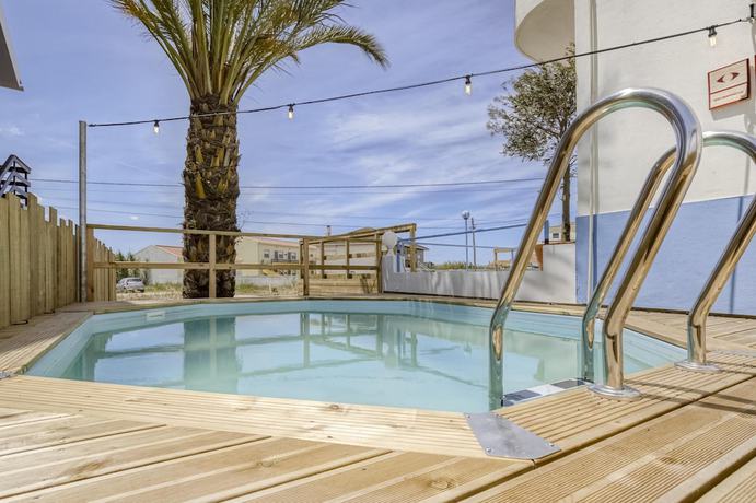 Imagen de la piscina del Hotel Malacuna Peniche. Foto 20