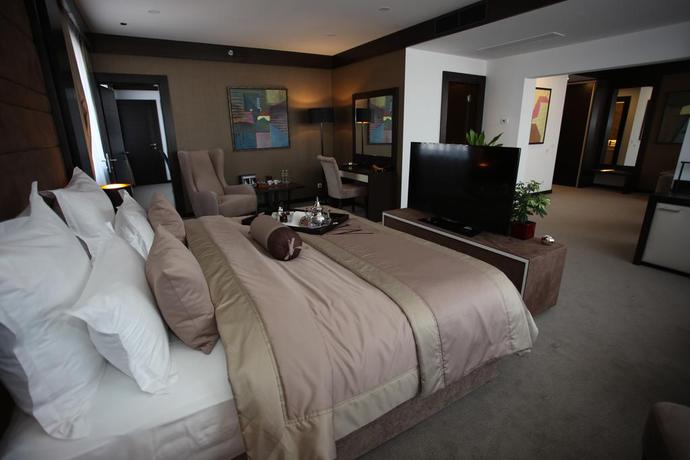 Imagen de los interiores del Hotel Malak Regency. Foto 13