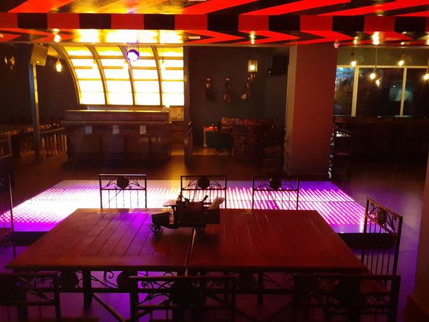 Imagen del bar/restaurante del Hotel Malghotras. Foto 6